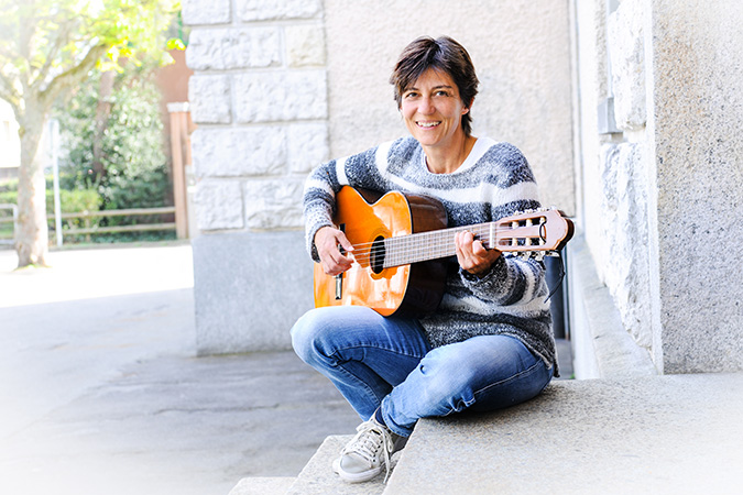 Porträt Monika Senn mit Gitarre